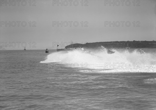 The power boat 'Maple-Leaf III' under way, 1911. Creator: Kirk & Sons of Cowes.