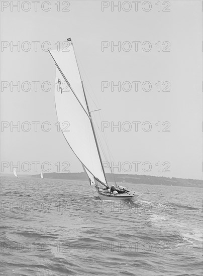 The 8 Metre 'Garraveen', 1914. Creator: Kirk & Sons of Cowes.