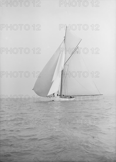 The 40-rater cutter 'Carina' sailing with spinnaker, 1913. Creator: Kirk & Sons of Cowes.