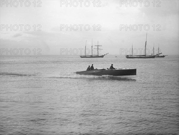 Hydroplane under way, 1913. Creator: Kirk & Sons of Cowes.