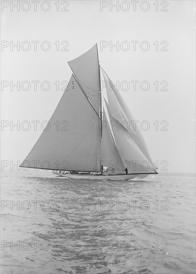 The 19-metre class 'Mariquita' sailing downwind, 1913.  Creator: Kirk & Sons of Cowes.