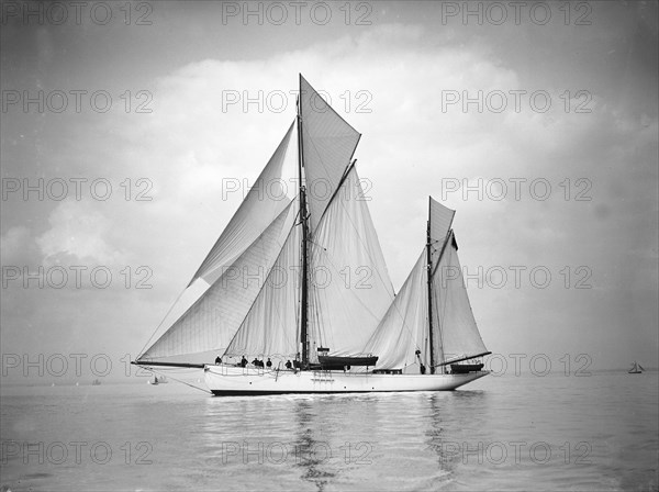 The 134 ton ketch 'Lavengro' under sail, 1911. Creator: Kirk & Sons of Cowes.