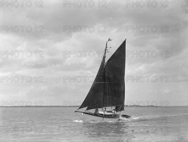 The 6 ton ketch 'Shona' under sail, 1921. Creator: Kirk & Sons of Cowes.