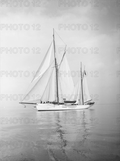 The 134 ton ketch 'Lavengro' under sail, 1911. Creator: Kirk & Sons of Cowes.