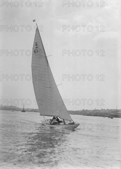 The 6 Metre class sailing yacht 'Reg', 1922. Creator: Kirk & Sons of Cowes.