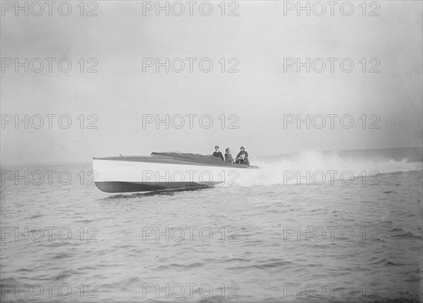 The 40 ft hydroplane 'Pioneer' under way. Creator: Kirk & Sons of Cowes.