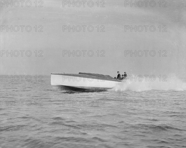 The 40 ft hydroplane 'Pioneer' under way. Creator: Kirk & Sons of Cowes.