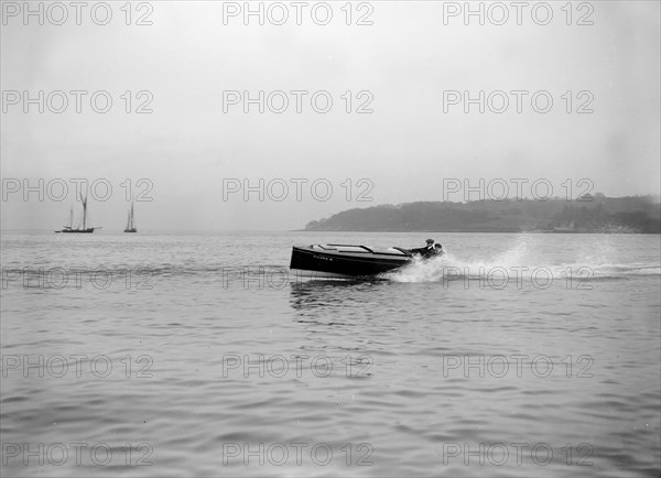 The hydroplane 'Vicuna III' underway, 1913.  Creator: Kirk & Sons of Cowes.