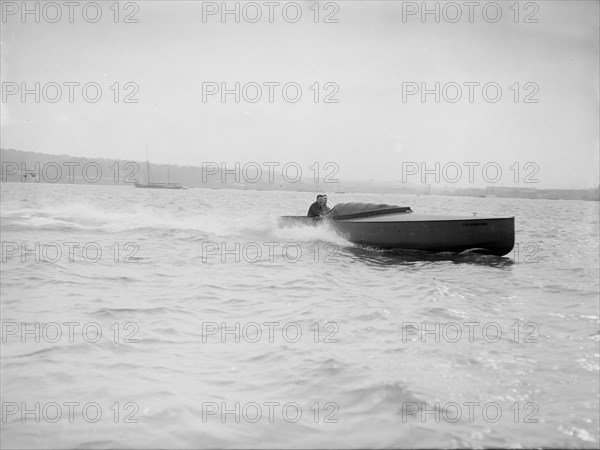 The hydroplane 'Columbine' under way. Creator: Kirk & Sons of Cowes.