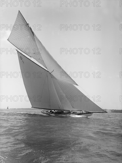 15 Metre 'Mariska' sailing close-hauled, 1911. Creator: Kirk & Sons of Cowes.