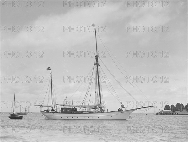 The 90 ft 'Quo Vadis' at anchor, 1911. Creator: Kirk & Sons of Cowes.