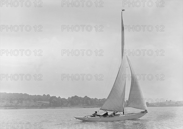 The 6 Metre sailing yacht 'Victoria' (K5), 1921. Creator: Kirk & Sons of Cowes.
