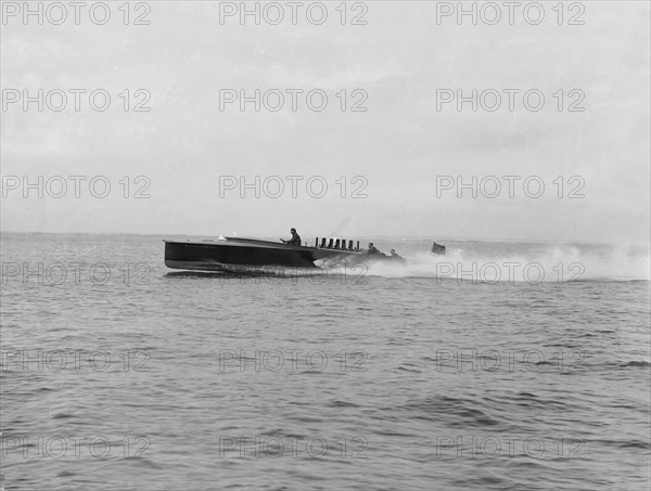 The hydroplane 'Maple Leaf IV', 1914. Creator: Kirk & Sons of Cowes.