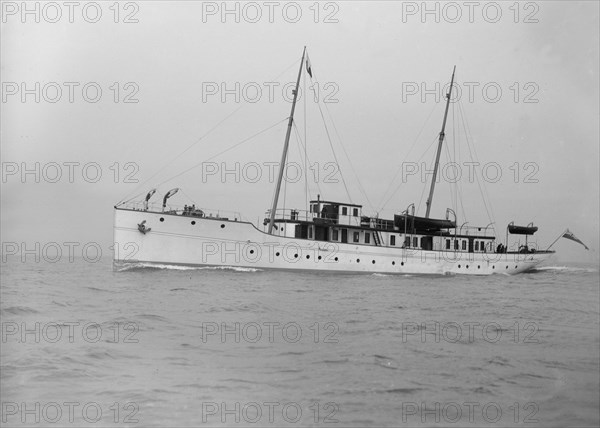 Motor yacht 'Pioneer' under way, 1915. Creator: Kirk & Sons of Cowes.