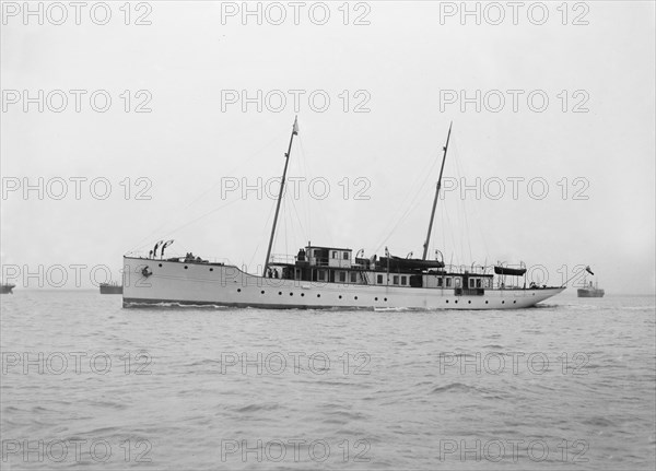 Motor yacht 'Pioneer' under way, 1915. Creator: Kirk & Sons of Cowes.