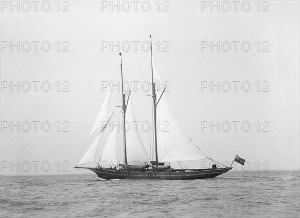 The schooner 'Hinemoa' underway, 1914. Creator: Kirk & Sons of Cowes.