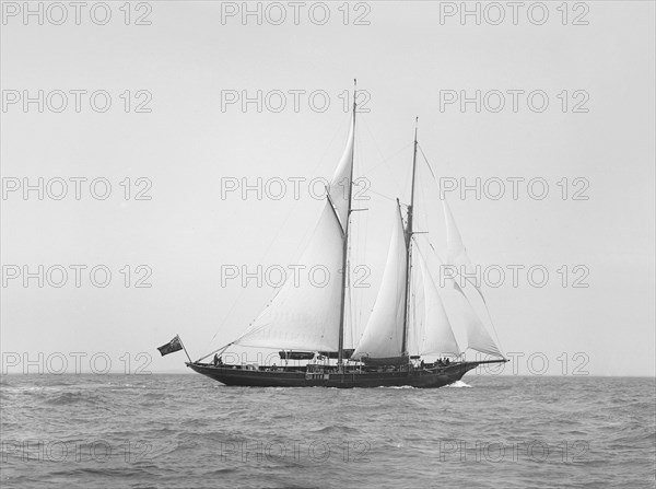 The schooner 'Hinemoa' underway, 1914. Creator: Kirk & Sons of Cowes.