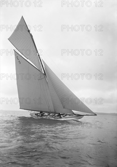 The 12 Metre yacht 'Javotte' sailng close-hauled, 1911. Creator: Kirk & Sons of Cowes.