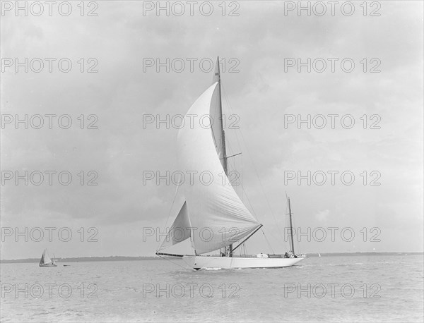 The yawl 'Sumurun' running downwind with spinnaker, 1922. Creator: Kirk & Sons of Cowes.