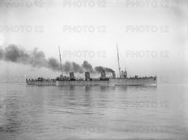 The Chilean Destroyer 'Almirante Lynch' under way, 1913. Creator: Kirk & Sons of Cowes.