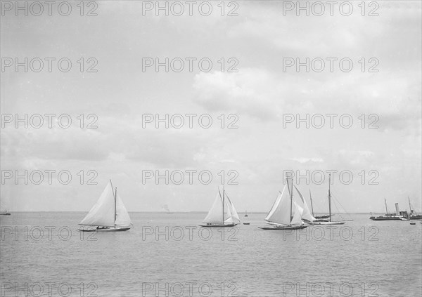 Handicap yacht race at Cowes. Creator: Kirk & Sons of Cowes.