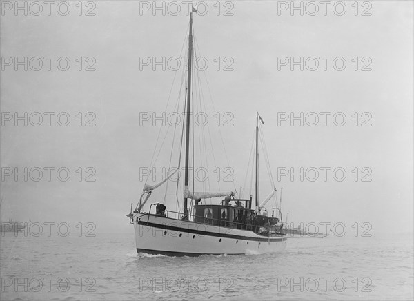 Motor yacht 'Estelle' under way, 1922. Creator: Kirk & Sons of Cowes.