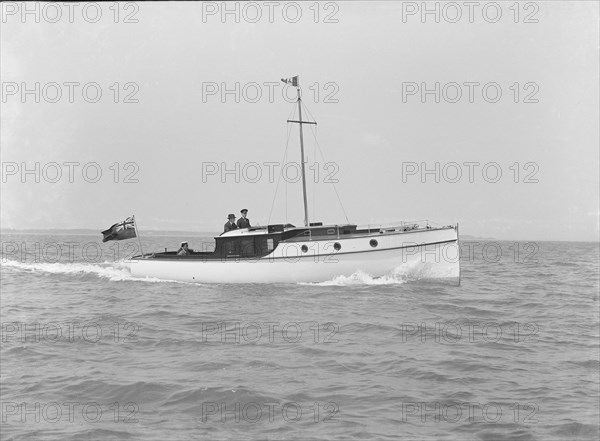 Motor yacht 'Stella Maris' under way, 1914. Creator: Kirk & Sons of Cowes.