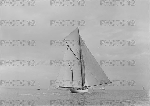 The yawl 'Sumurun' running downwind with spinnaker, 1922. Creator: Kirk & Sons of Cowes.