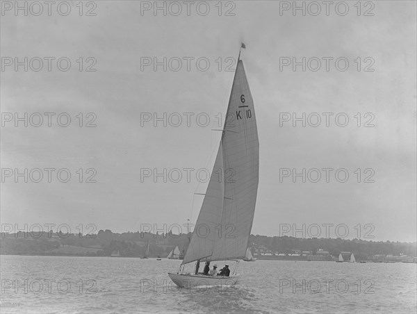 The 6 Metre yacht 'Polly' (K10) sailing upwind, 1921. Creator: Kirk & Sons of Cowes.