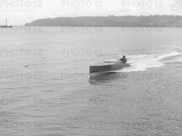 Unknown hydroplane underway, 1914. Creator: Kirk & Sons of Cowes.