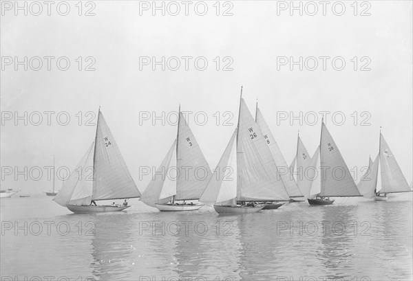 Start of W Class race: Squirrel (3), Jadi (26), Diana (8), Emerald (27), Melody (28), 1931. Creator: Kirk & Sons of Cowes.