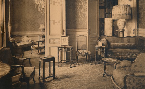 Waiting room in the Minister's office at the Cuban Embassy in Brussels, Belgium, 1927.