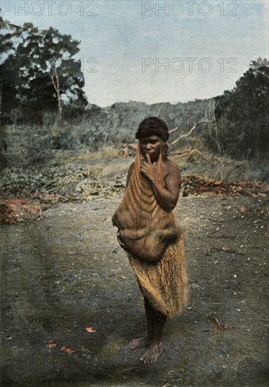 Femme Australienne Portant Son Enfant', (Australian Woman Carrying her Child), 1900.