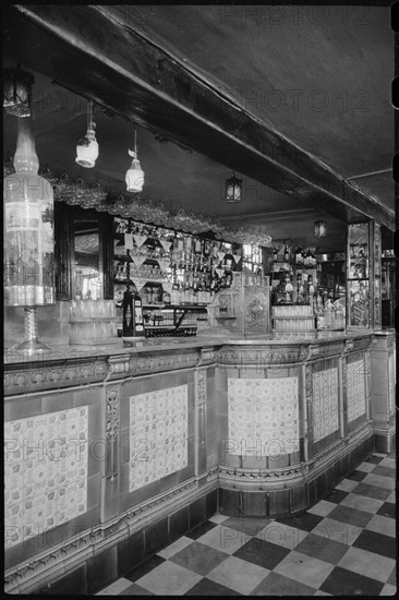 Whitelock's Public House, 8 Turk's Head Yard, Leeds, West Yorkshire, c1955-c1980