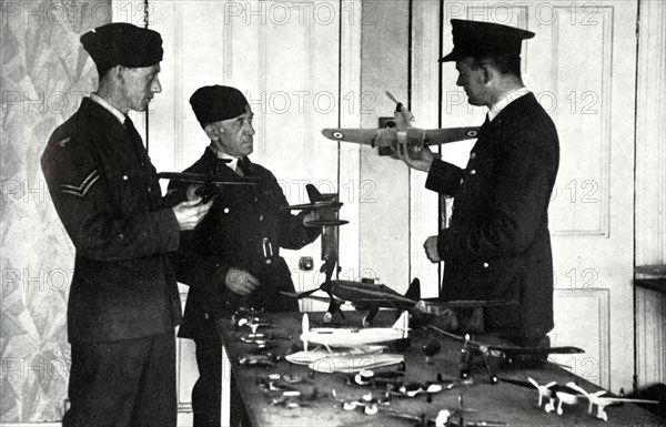RAF personnel learning to identify aircraft during the Second World War,1941