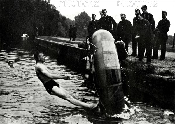 RAF personnel learning to use a dinghy,1941