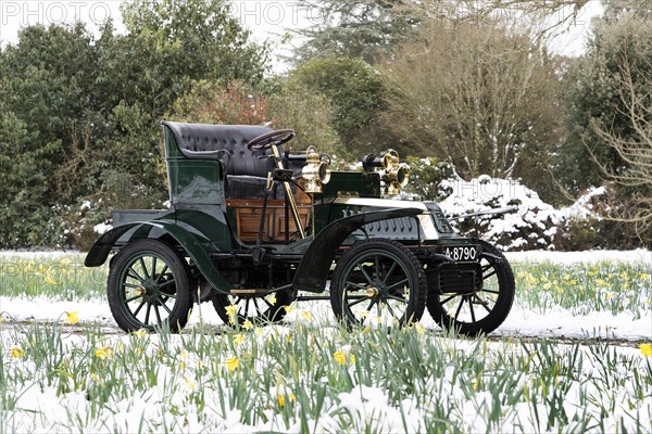 1904 De Dion Bouton model Q in snow with daffodils at Beaulieu. Creator: Unknown.