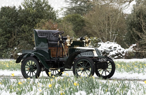 1904 De Dion Bouton model Q in snow with daffodils at Beaulieu. Creator: Unknown.