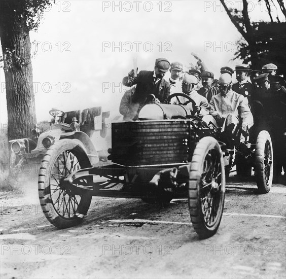 1905 Darracq 200hp V8, Algernon Lee Guinness. Creator: Unknown.