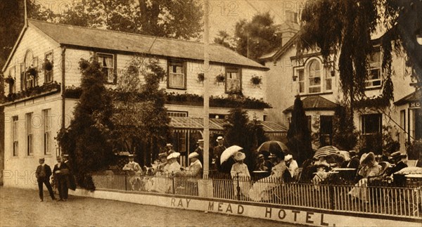 'Life By The Thames in Early Edwardian Days', 1902, (1933).  Creator: Unknown.