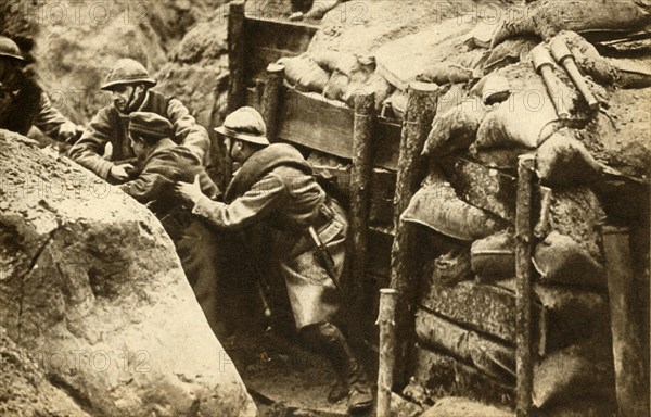 French soldiers raiding a German trench, First World War, 1914-1918, (1933).  Creator: Unknown.