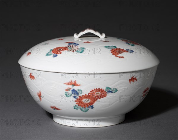 Covered Bowl with Chrysanthemums and Chidori: Kakiemon Ware, early 18th century. Creator: Unknown.