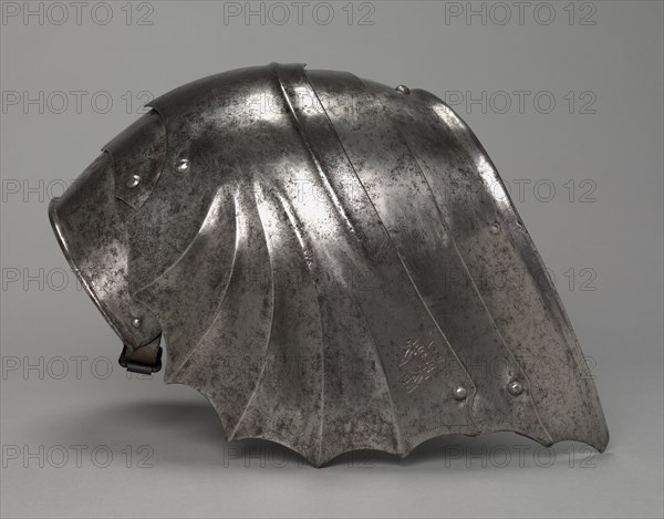 Pair of Gothic Fan-Shaped Pauldron (left), c.1485-1500. Creator: Antonio Missaglia (Italian, 1416/17-1495/96).