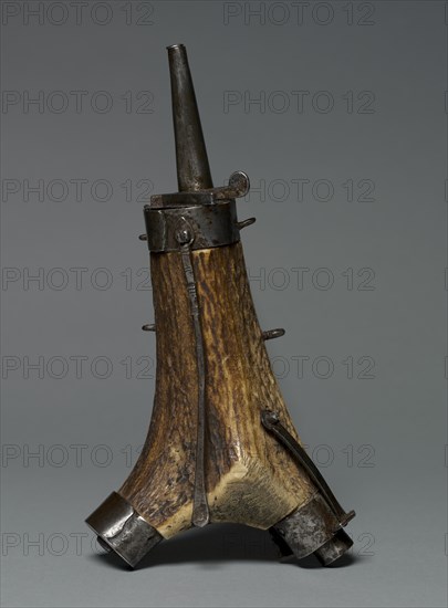 Powder Flask with Standing figures of a Man and Woman, 1570. Creator: Unknown.