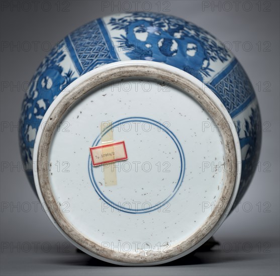 Vase with Cover, Qing dynasty (1644-1911), Kangxi reign (1661-1722). Creator: Unknown.