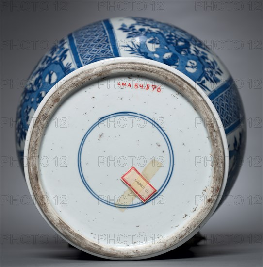 Vase with Cover, Qing dynasty (1644-1912), Kangxi reign (1661-1722). Creator: Unknown.