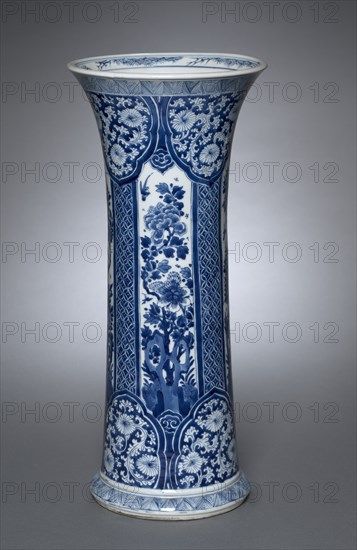 Vase, Qing dynasty (1644-1912), Kangxi reign (1661-1722). Creator: Unknown.