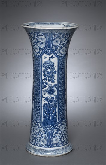 Vase, Qing dynasty (1644-1912), Kangxi reign (1661-1722). Creator: Unknown.