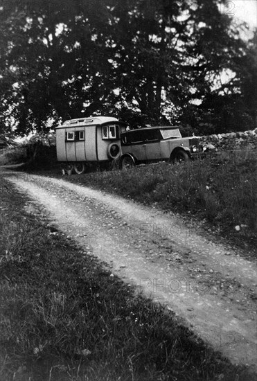 Voyageur caravan with Morris Oxford 1927. Creator: Unknown.