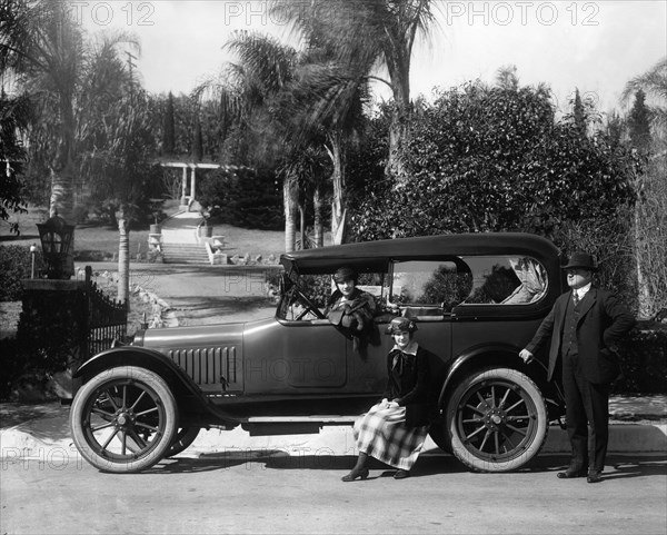 1916 Chalmers model 6-40 Californian top tourer. Creator: Unknown.